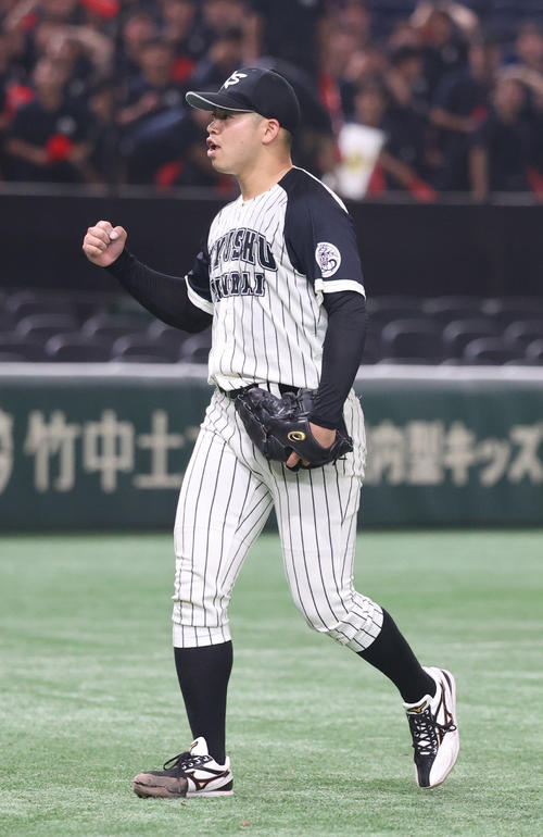 九産大対仙台大 タイブレーク11回、勝利しガッツポーズする九産大・水崎(撮影・柴田隆二)