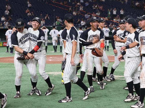 九産大対仙台大 タイブレーク11回で勝利した九産大ナインは喜ぶ(撮影・柴田隆二)