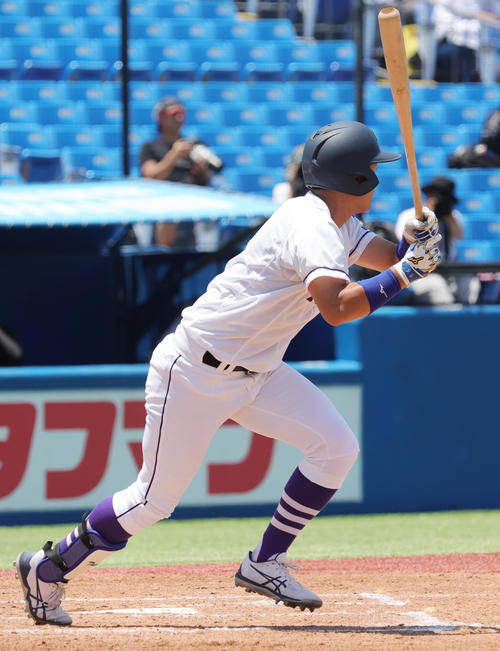 八戸学院大対天理大 1回裏天理大2死二塁、先制左適時二塁打を放つ石飛(撮影・野上伸悟)