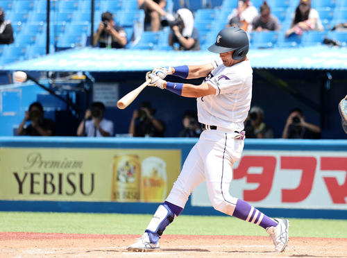 八戸学院大対天理大 4回裏天理大2死二塁、石飛は中越え適時二塁打を放つ(撮影・鈴木正人)