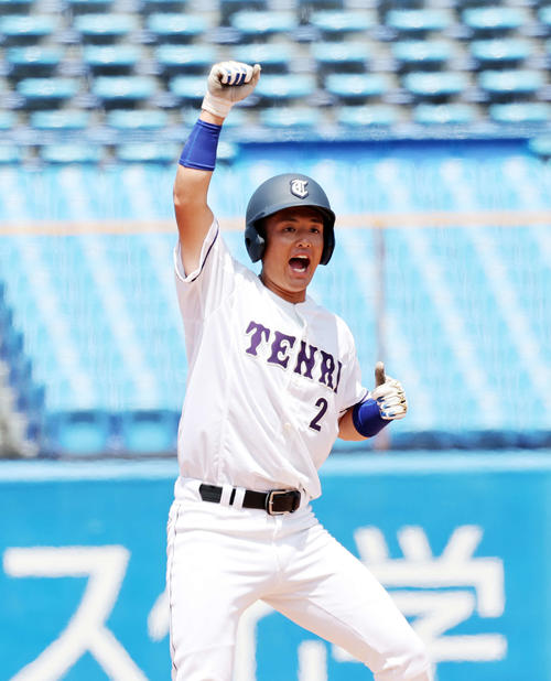 八戸学院大対天理大 4回裏天理大2死二塁、石飛は中越え適時二塁打を放ちガッツポーズで雄たけびを上げる(撮影・鈴木正人)
