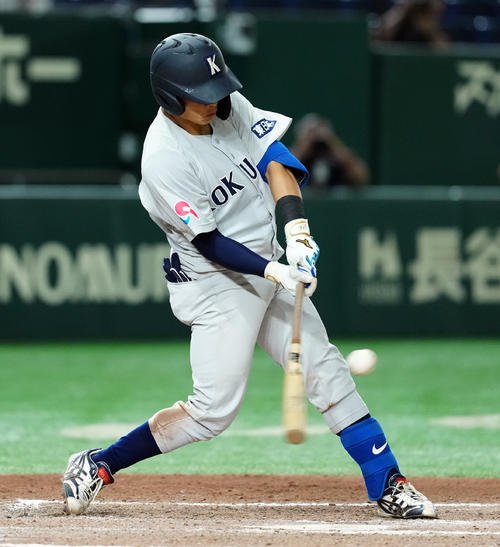 和歌山大対東日本国際大 7回裏東日本国際大2死二塁、先制の中前適時打を放つ三井(撮影・たえ見朱実)