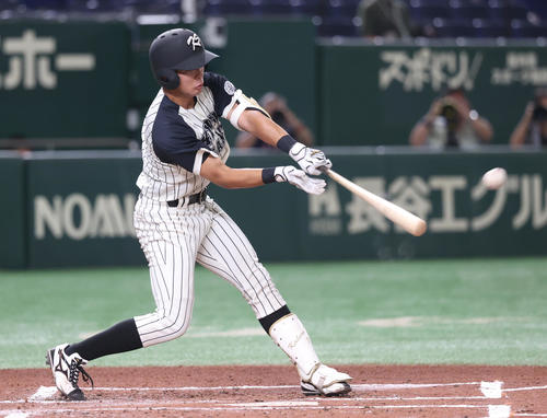九産大対仙台大 2回表九産大1死満塁、岩下は左前に適時打を放つ(撮影・柴田隆二)