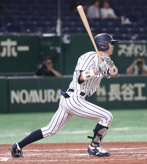 九産大対仙台大 3回裏仙台大1死二塁、平川は右中間に適時三塁打を放つ(撮影・柴田隆二)