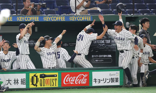九産大対仙台大 3回裏仙台大1死二塁、平川蓮の右中間適時三塁打に喜ぶ仙台大ナイン(撮影・柴田隆二)