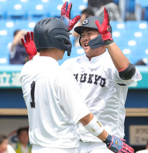 中京大対中部学院大 4回表中京大無死一、二塁、左越え3点本塁打を放ち喜ぶ川瀬(撮影・野上伸悟)