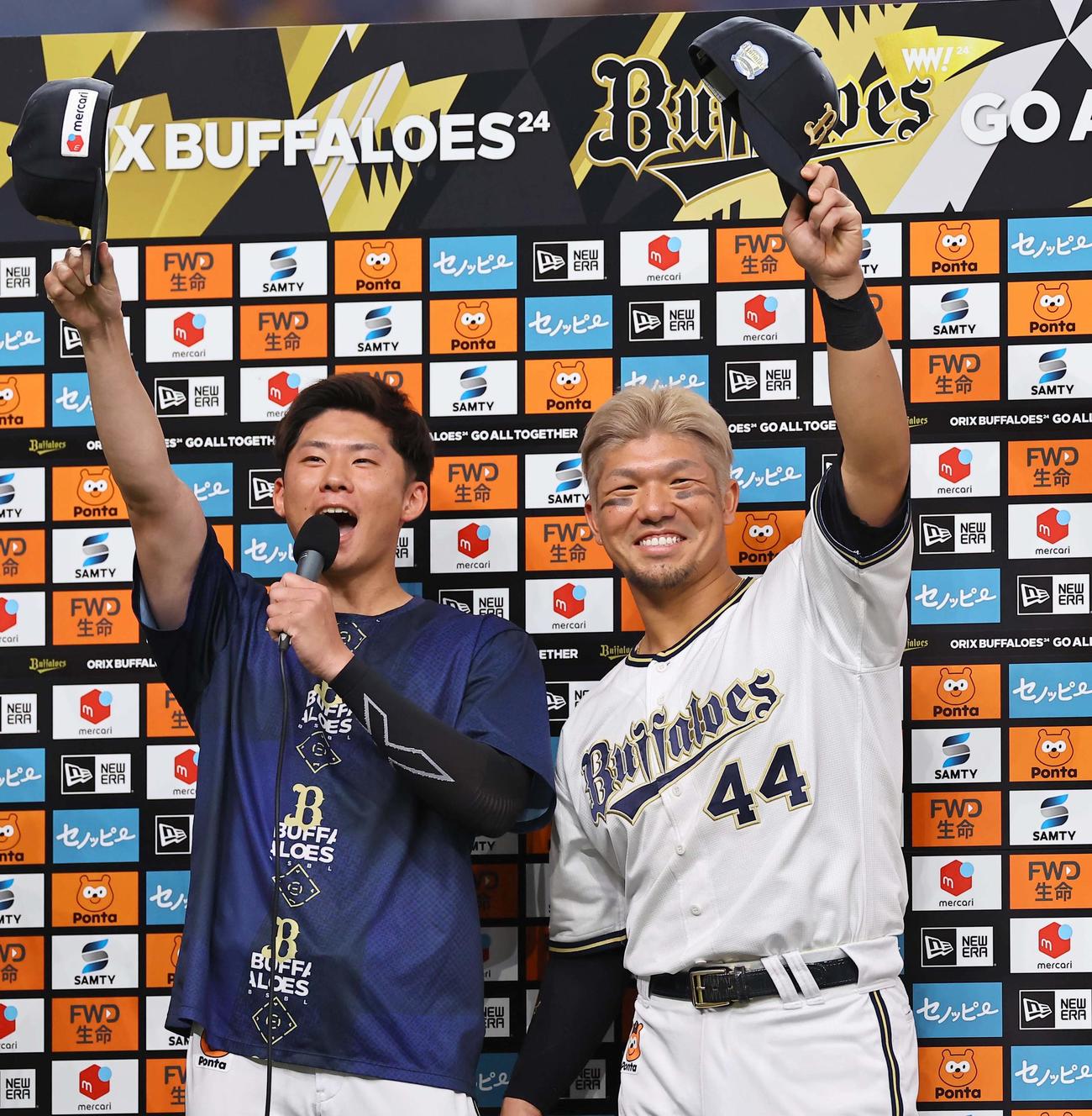 オリックス対阪神　お立ち台でほいさーと叫ぶ曽谷（左）と頓宮（撮影・上田博志）