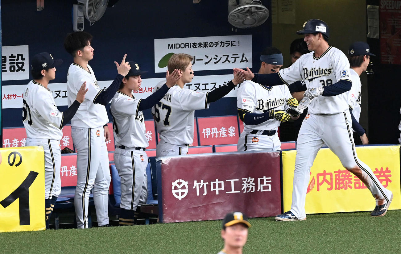 オリックス対阪神　8回裏オリックス1死二塁、西川の中前適時打で生還した来田（右）を迎える曽谷（左から2人目）らオリックスナイン（撮影・前岡正明）