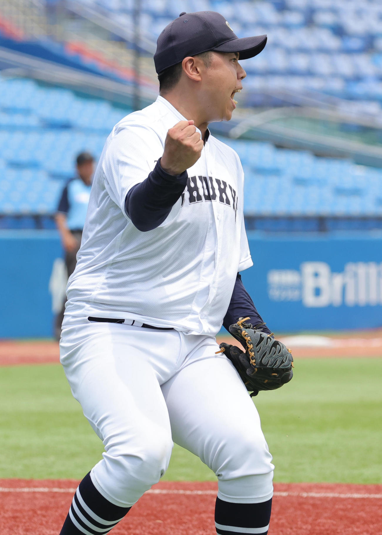 中京大対中部学院大　5回裏中部学院大1死一、三塁、佐藤を遊ゴロ併殺に仕留めガッツポーズの安藤（撮影・野上伸悟）