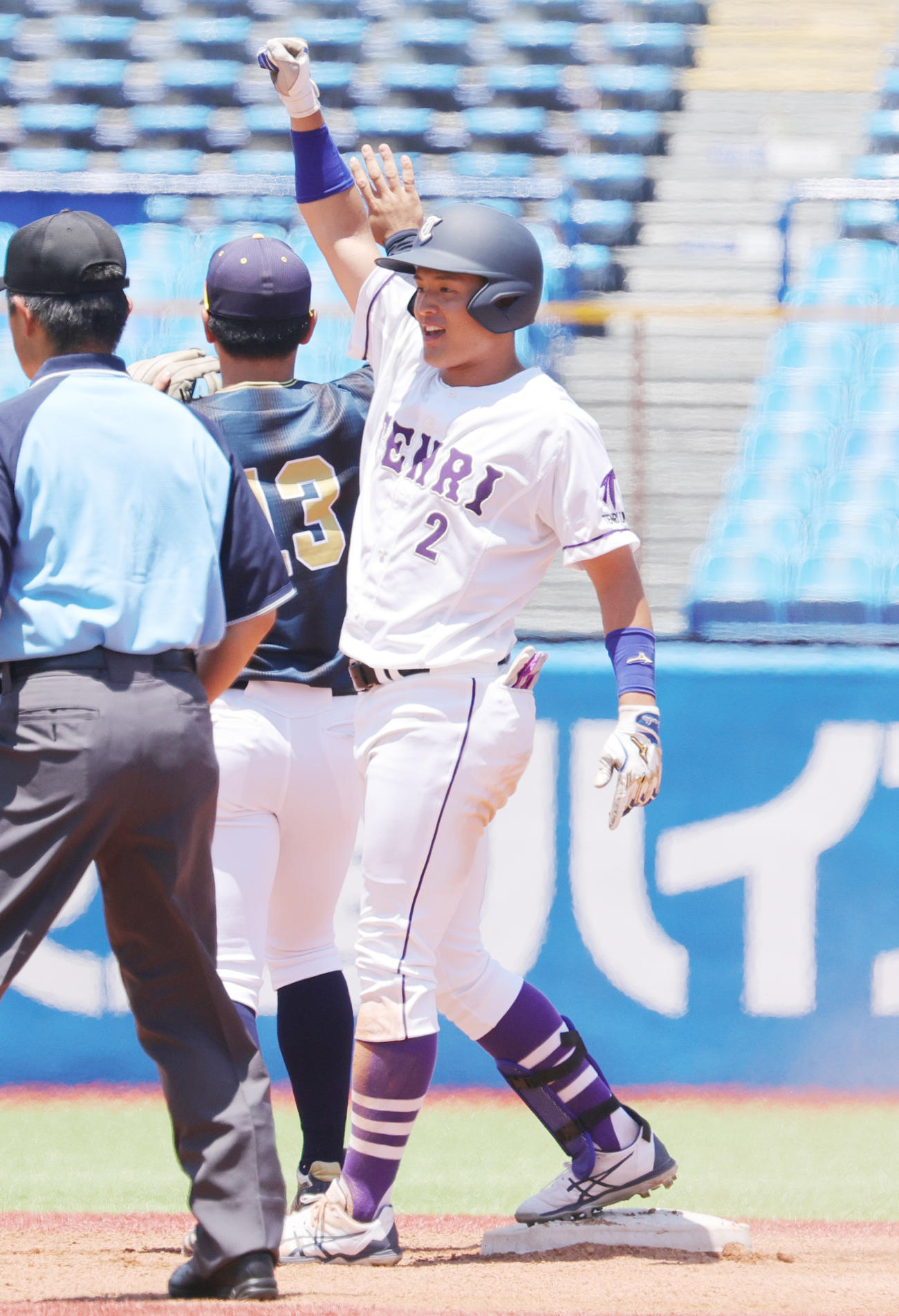 八戸学院大対天理大　1回裏天理大2死二塁、先制左適時二塁打を放ち喜ぶ石飛（撮影・野上伸悟）