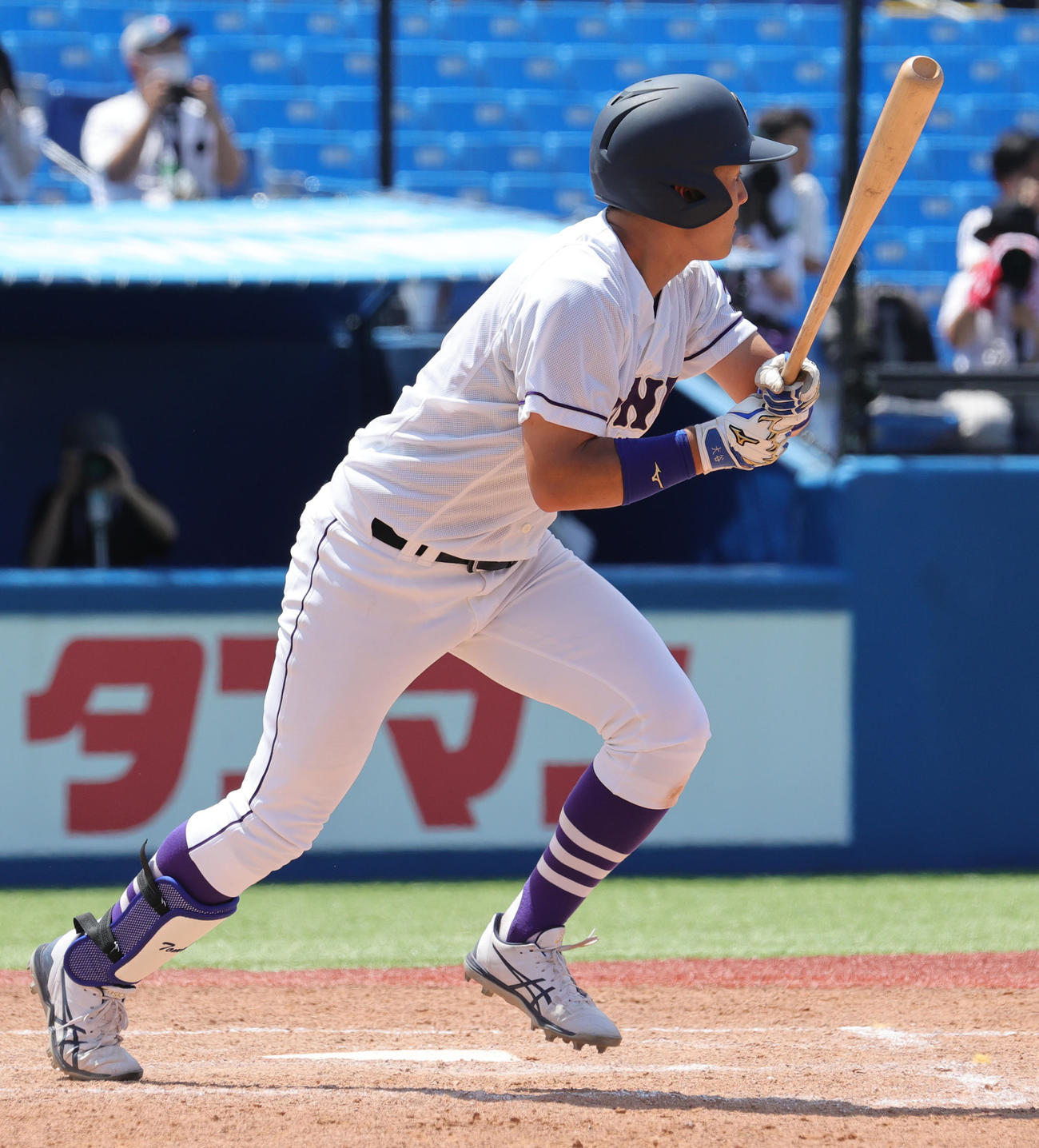 八戸学院大対天理大　4回裏天理大2死二塁、中適時二塁打を放つ石飛（撮影・野上伸悟）