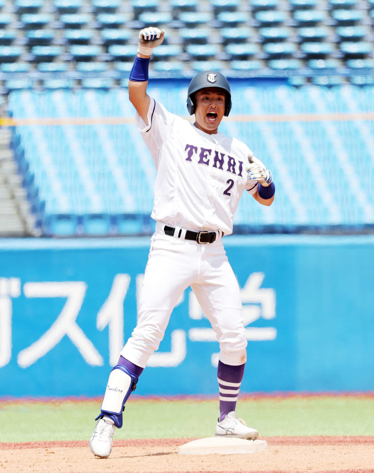 八戸学院大対天理大　4回裏天理大2死二塁、石飛は中越え適時二塁打を放ちガッツポーズで雄たけびを上げる（撮影・鈴木正人）