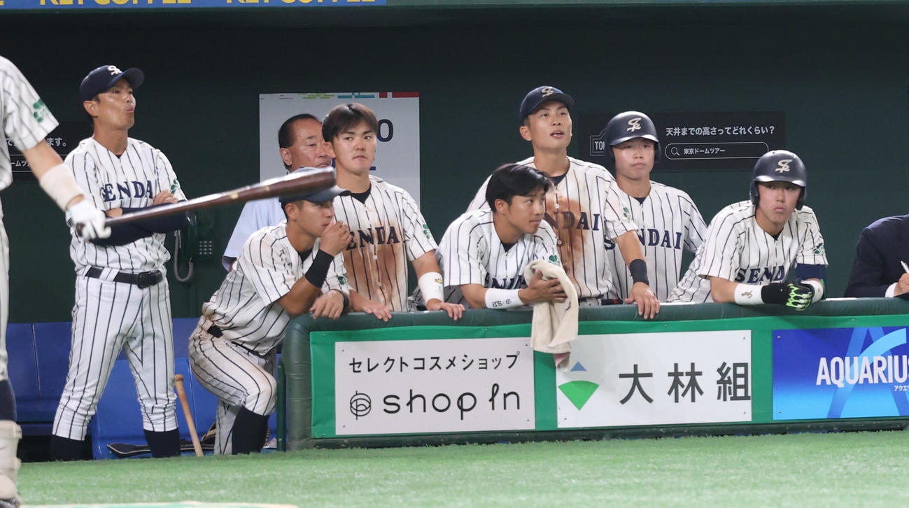 九産大対仙台大　タイブレーク11回、最後の攻撃を見つめる仙台大ナイン（撮影・柴田隆二）