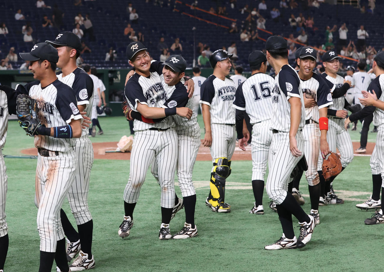 九産大対仙台大　タイブレーク11回で勝利した九産大ナインは喜ぶ（撮影・柴田隆二）