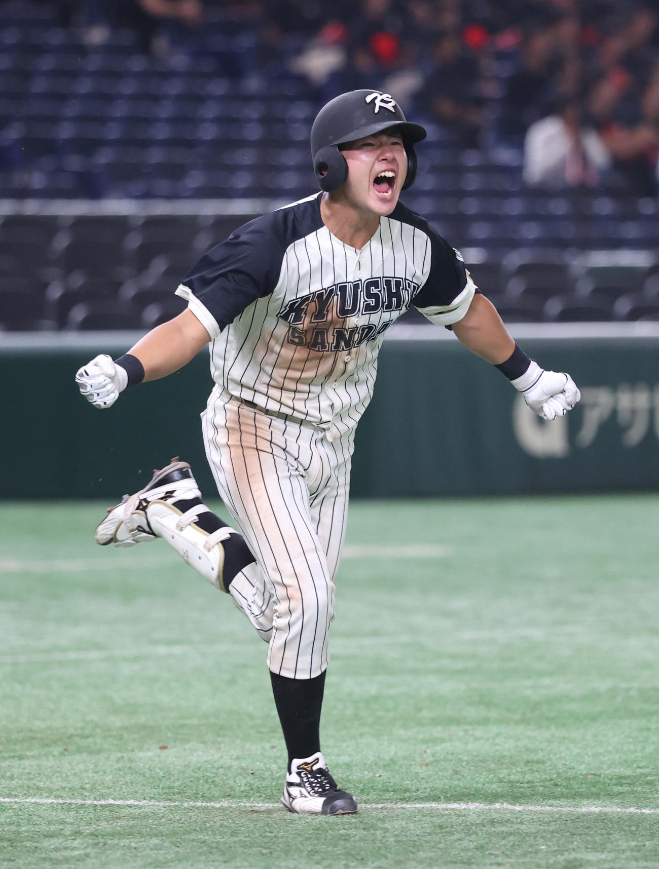 九産大対仙台大　タイブレーク11回表九産大2死一、三塁、岩下は左前に適時打を放ちガッツポーズする（撮影・柴田隆二）