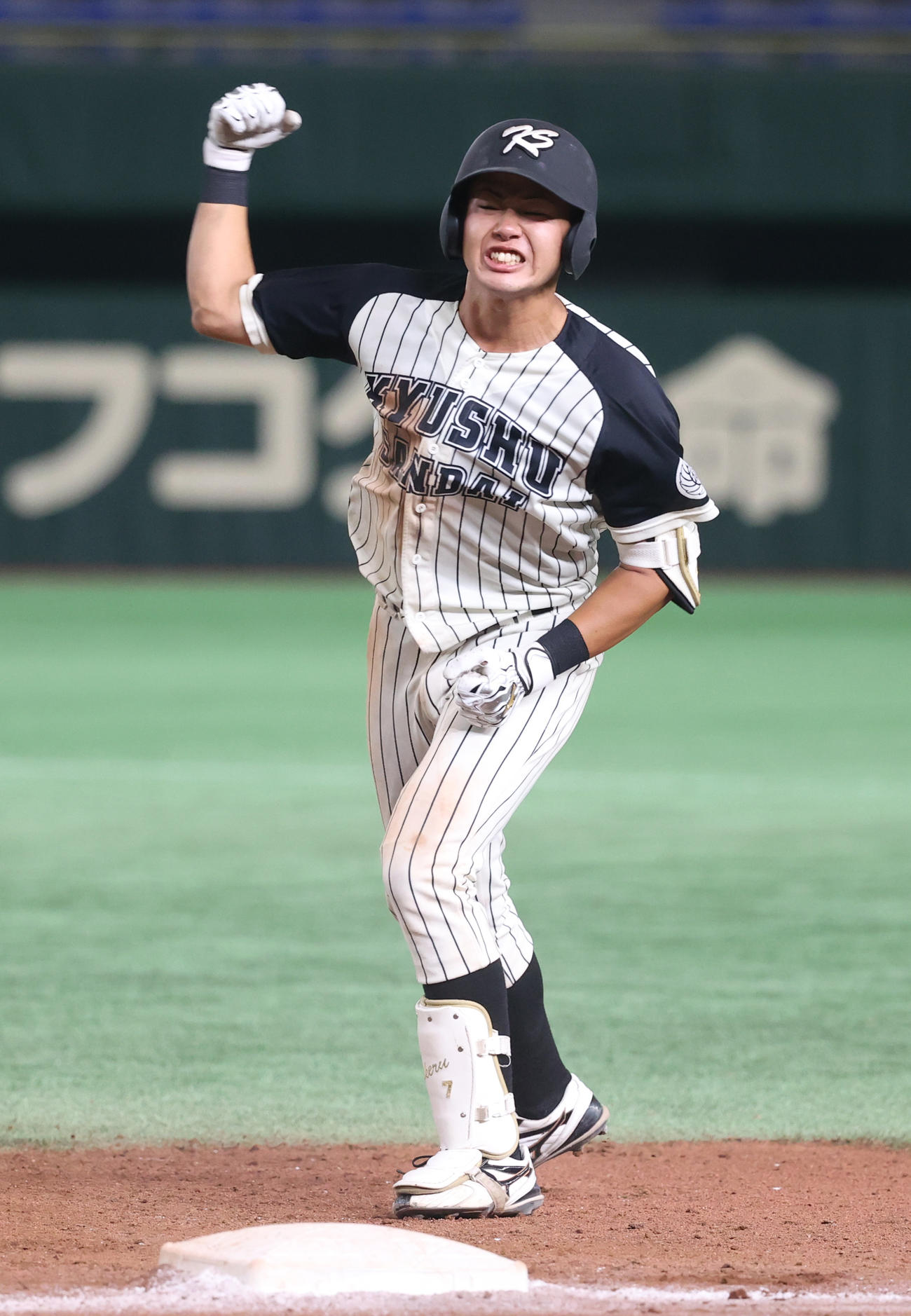 九産大対仙台大　タイブレーク11回表九産大2死一、三塁、岩下は左前に適時打を放ちガッツポーズする（撮影・柴田隆二）