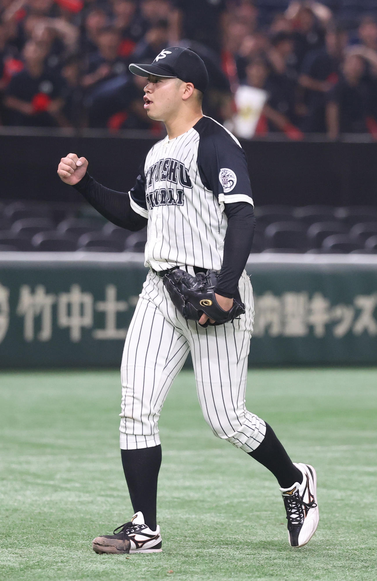 九産大対仙台大　タイブレーク11回、勝利しガッツポーズする九産大・水崎（撮影・柴田隆二）