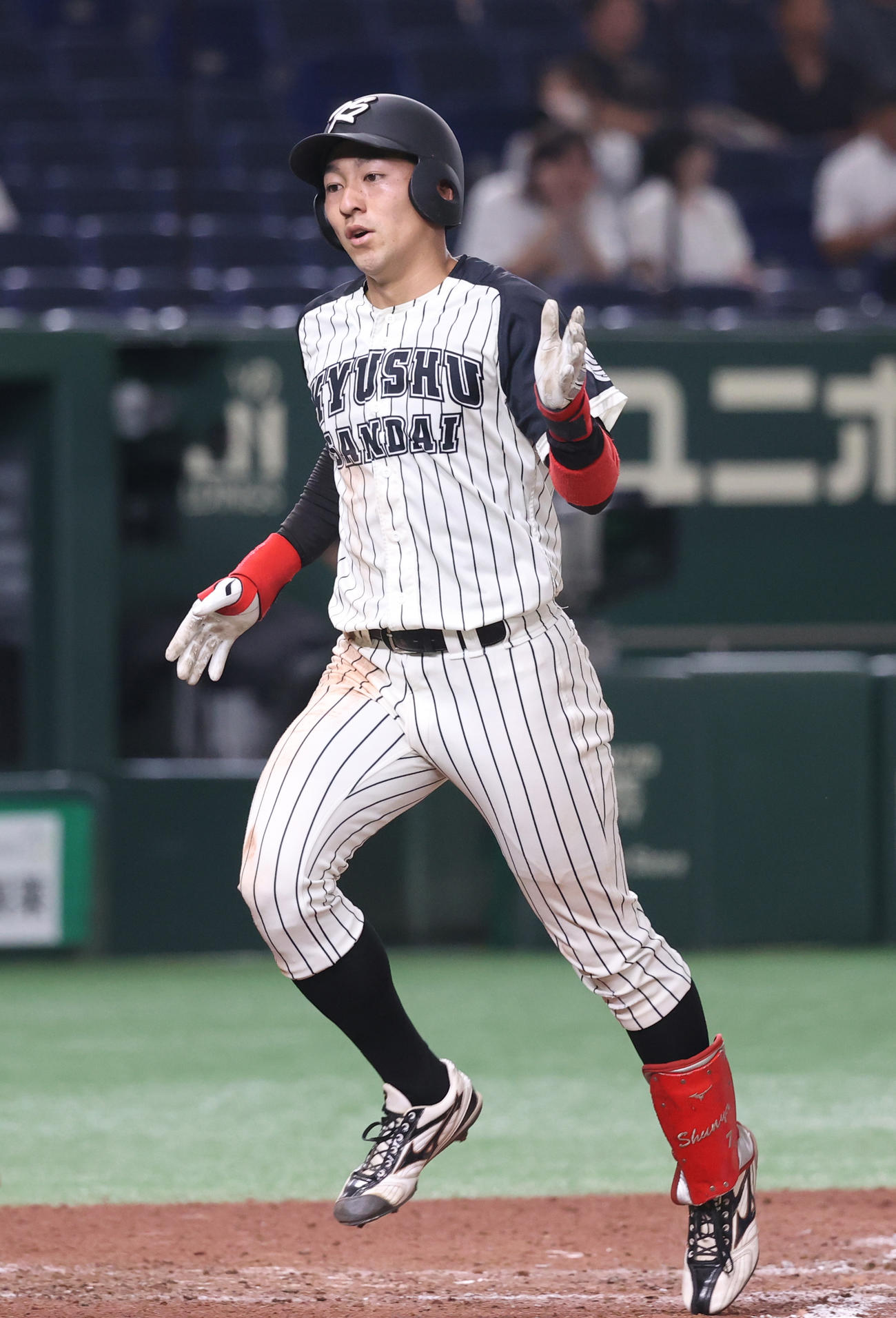 九産大対仙台大　7回表九産大2死、阿部は左越えに本塁打を放ち生還する（撮影・柴田隆二）