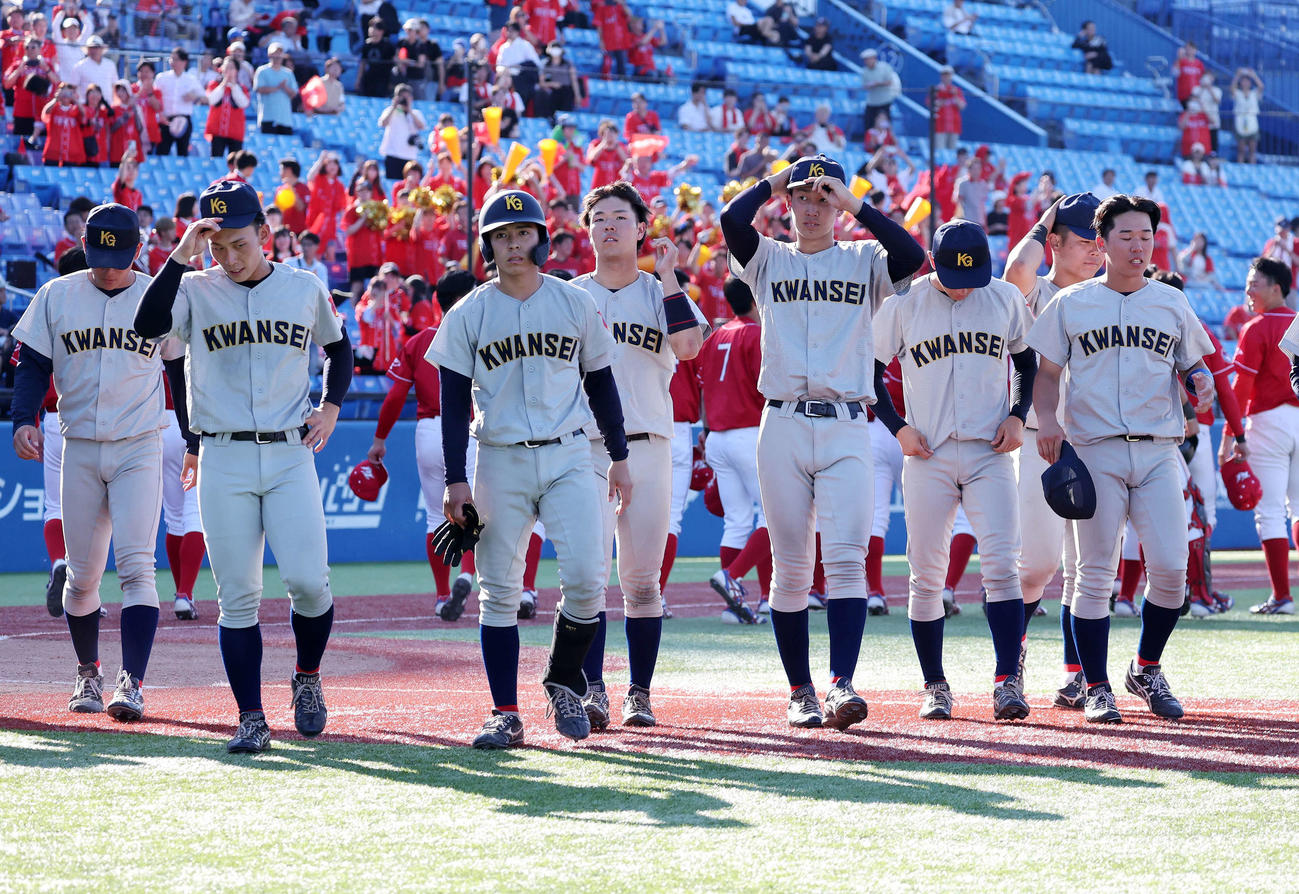 帝京大対関学大　敗戦し引き揚げる関学大の選手たち（撮影・鈴木正人）