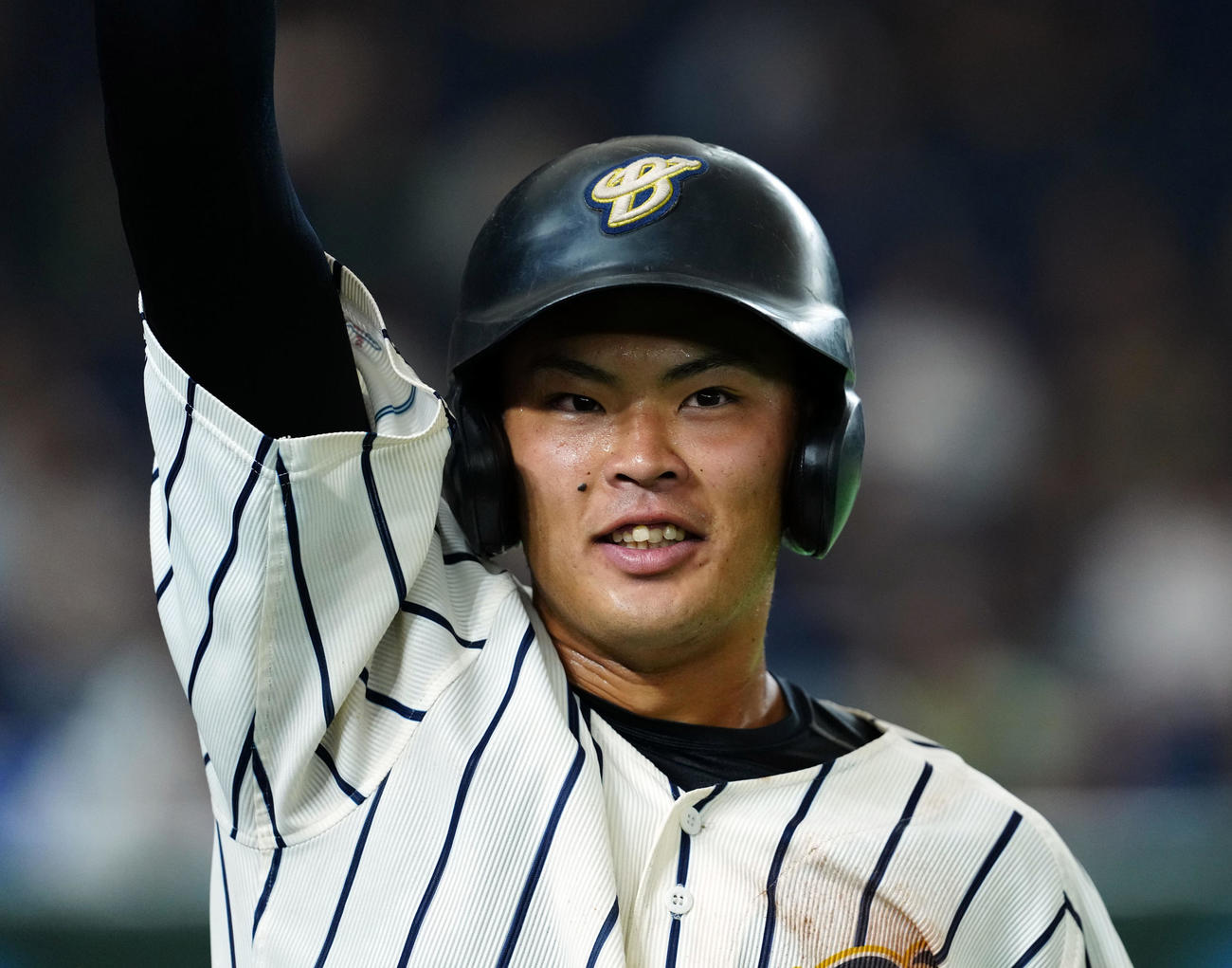 上武大対佛教大　7回表上武大1死三塁、平井の左前打で生還した荒巻（撮影・たえ見朱実）