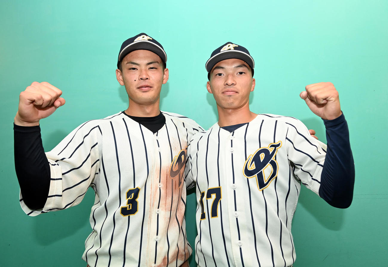 佛教大の勝利しガッツポーズを決める上武大・荒巻（左）と井出（撮影・たえ見朱実）