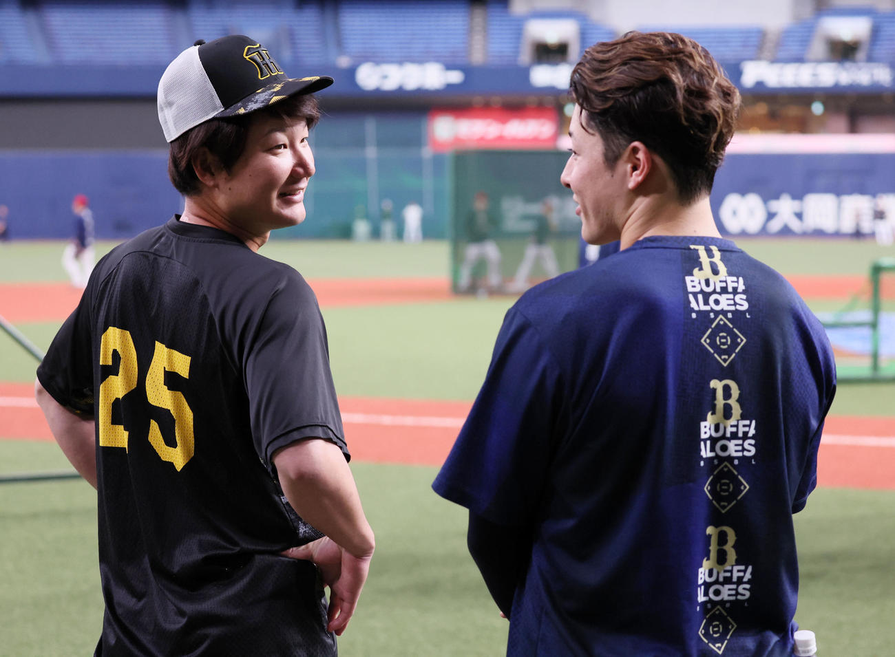 オリックス対阪神　オリックス吉田（右）と話す渡辺（撮影・加藤哉）