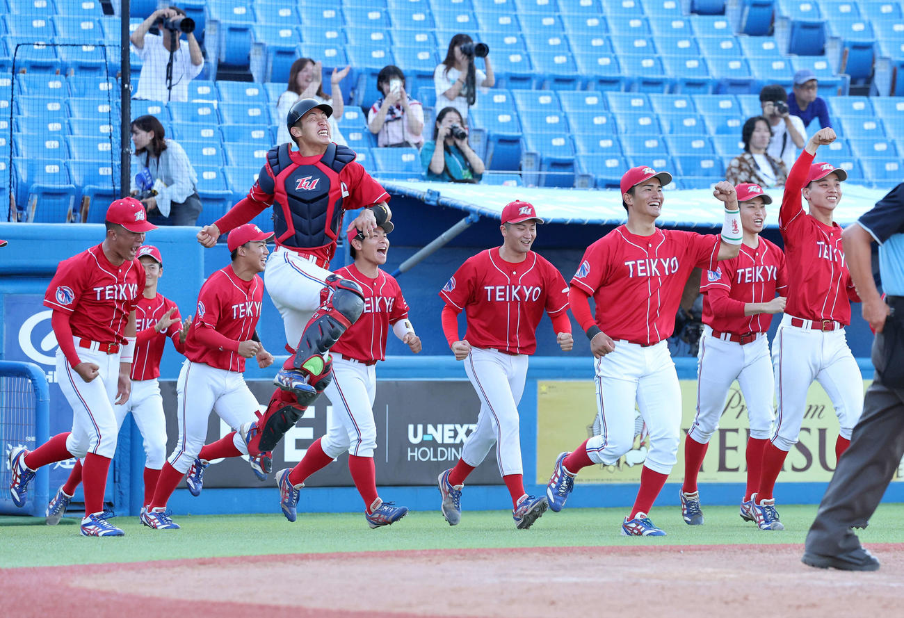 帝京大対関学大　勝利し喜ぶ帝京大の選手たち（撮影・鈴木正人）