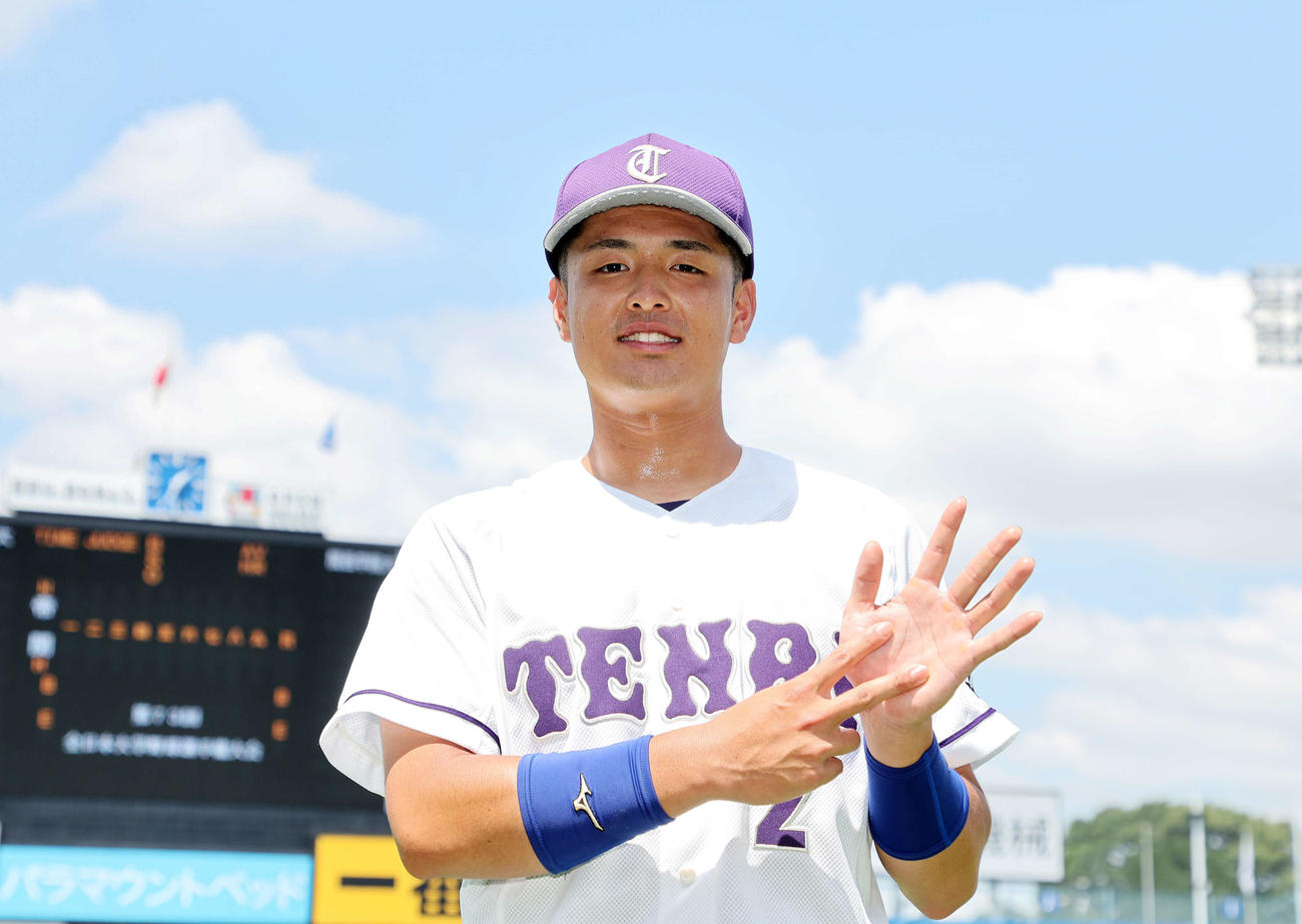 八戸学院大対天理大　1回戦から7打席連続安打をした天理大・石飛（撮影・鈴木正人）