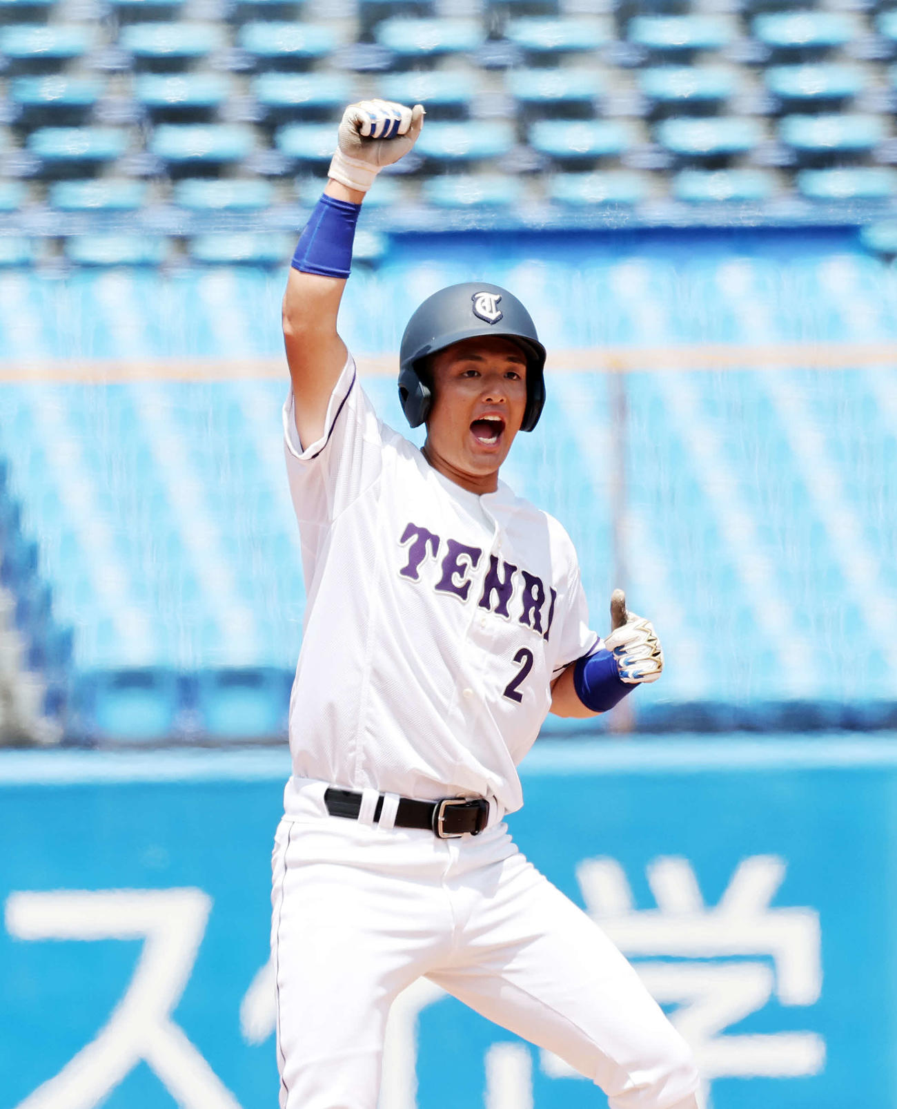 八戸学院大対天理大　4回裏天理大2死二塁、石飛は中越え適時二塁打を放ちガッツポーズで雄たけびを上げる（撮影・鈴木正人）