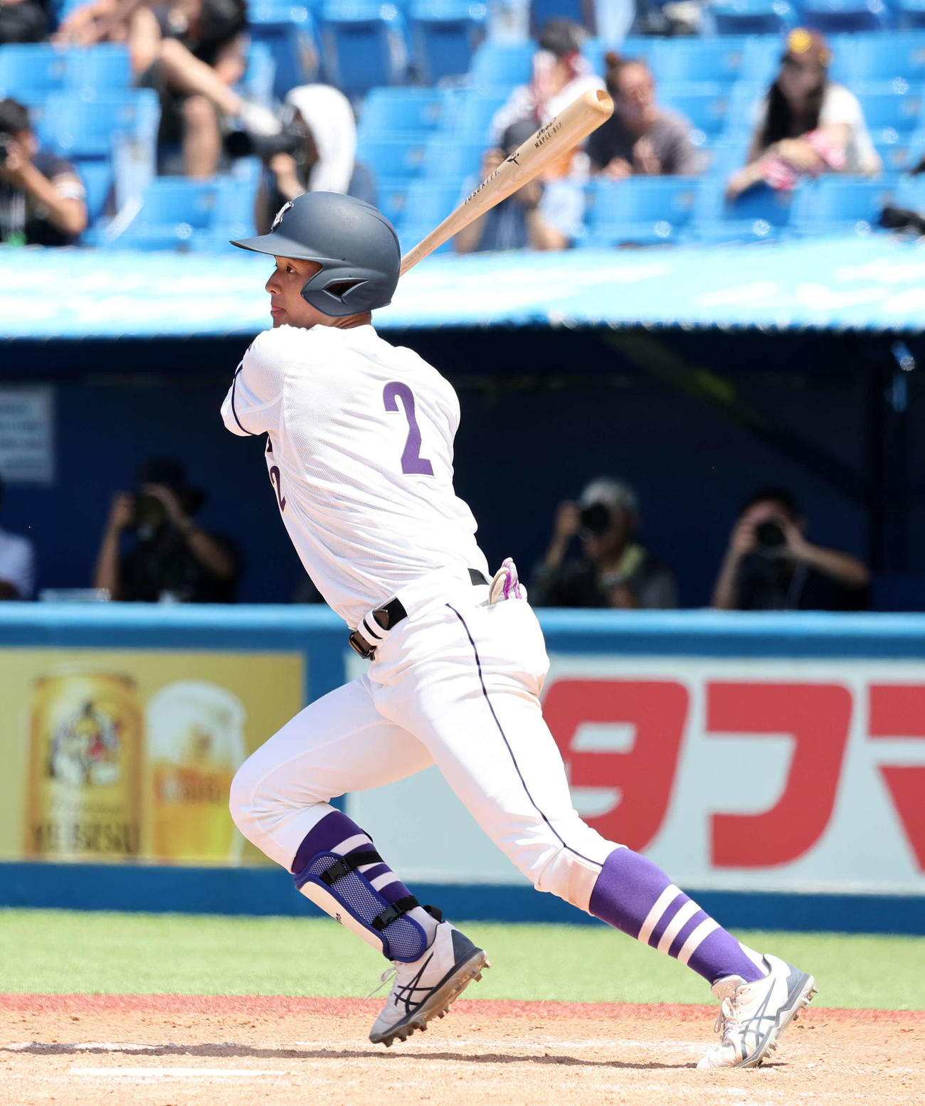 八戸学院大対天理大　4回裏天理大2死二塁、石飛は中越え適時二塁打を放つ（撮影・鈴木正人）