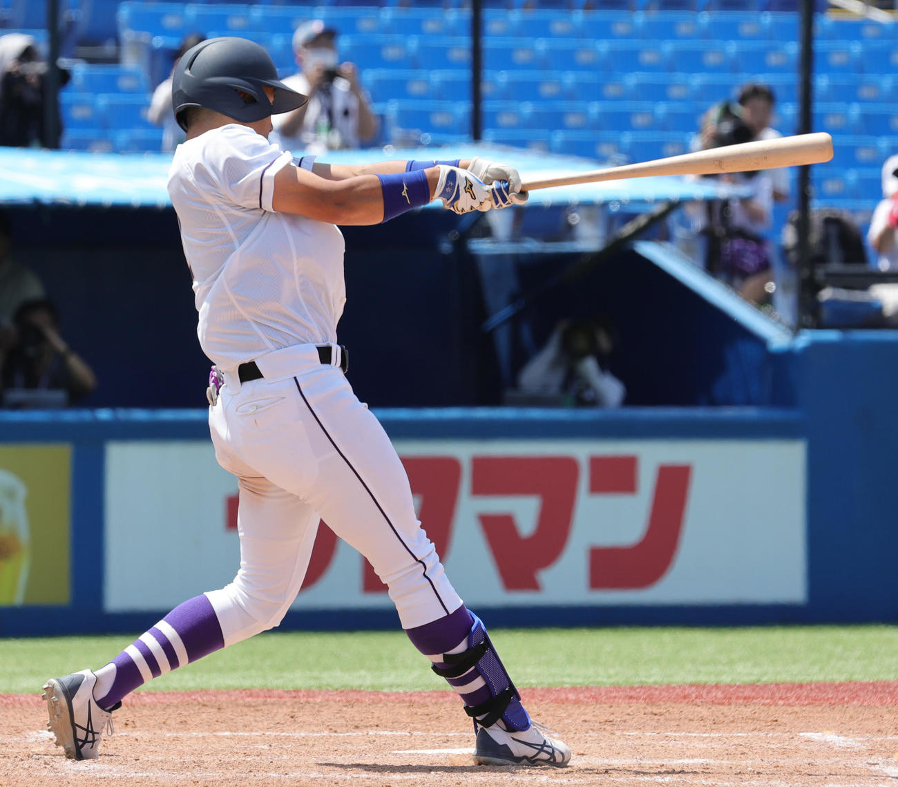 八戸学院大対天理大　4回裏天理大2死二塁、中適時二塁打を放つ石飛（撮影・野上伸悟）