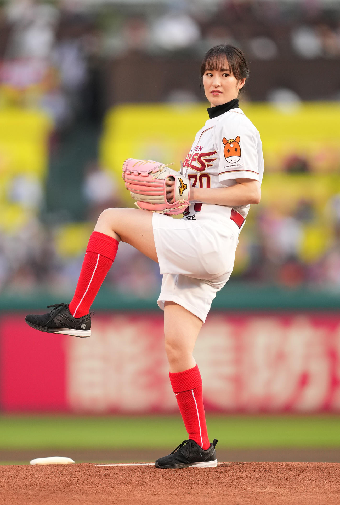 楽天対巨人　始球式を務める藤田（撮影・菅敏）