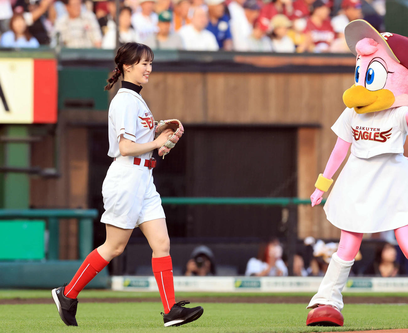 楽天対巨人　始球式に登場した藤田菜七子（撮影・浅見桂子）
