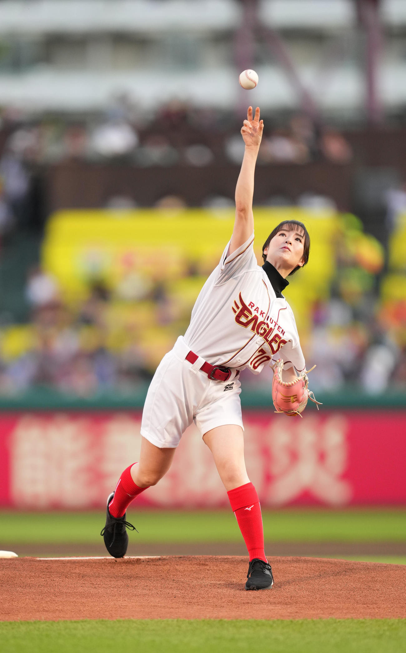 楽天対巨人　始球式を務める藤田（撮影・菅敏）