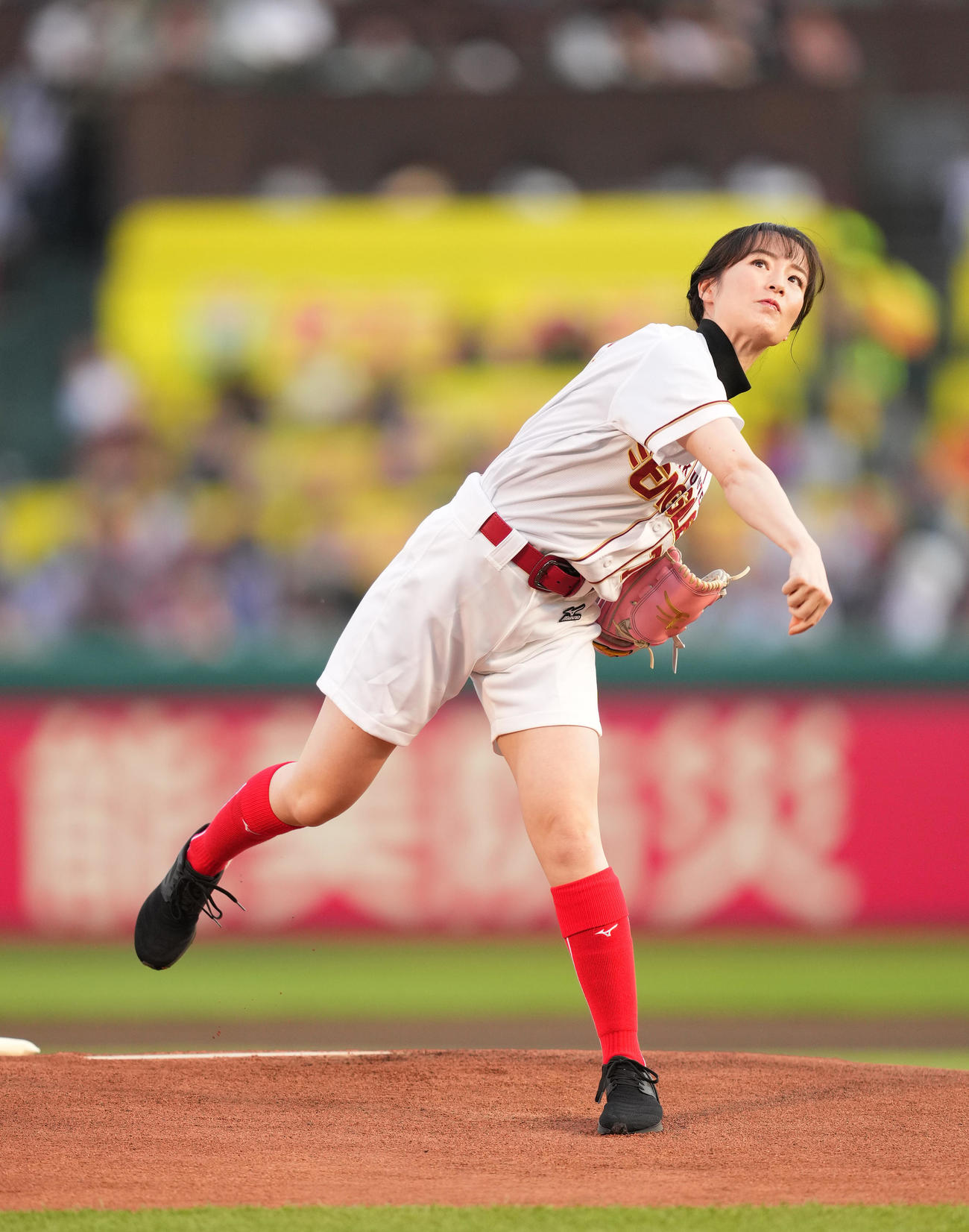 楽天対巨人　始球式を務める藤田（撮影・菅敏）