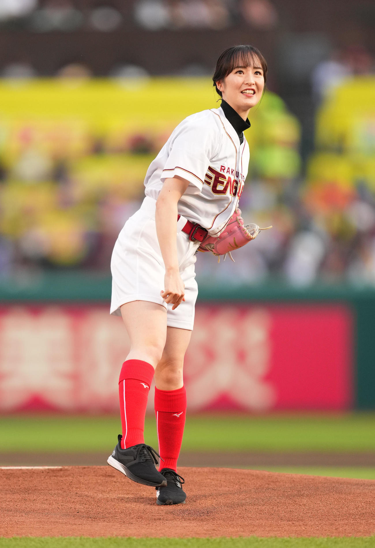 楽天対巨人　始球式を務める藤田（撮影・菅敏）