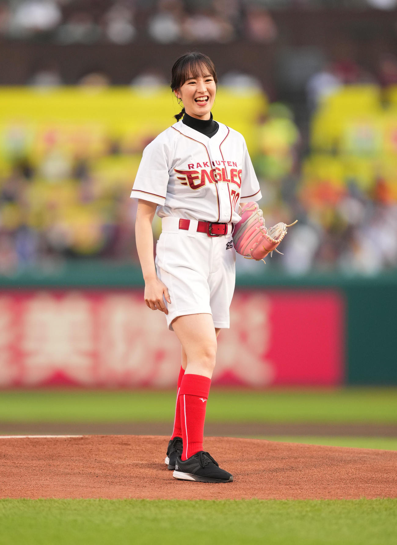 楽天対巨人　始球式を務める藤田（撮影・菅敏）