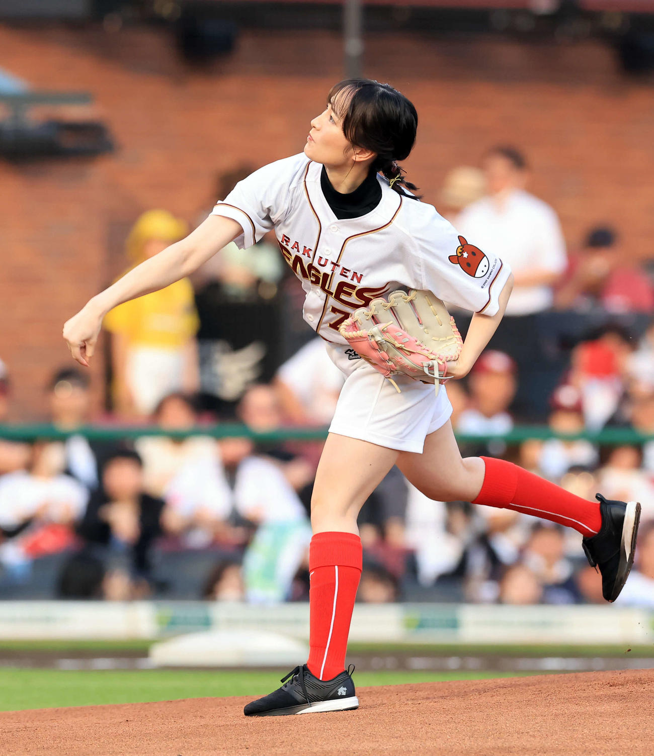 楽天対巨人　始球式に登場した藤田菜七子（撮影・浅見桂子）