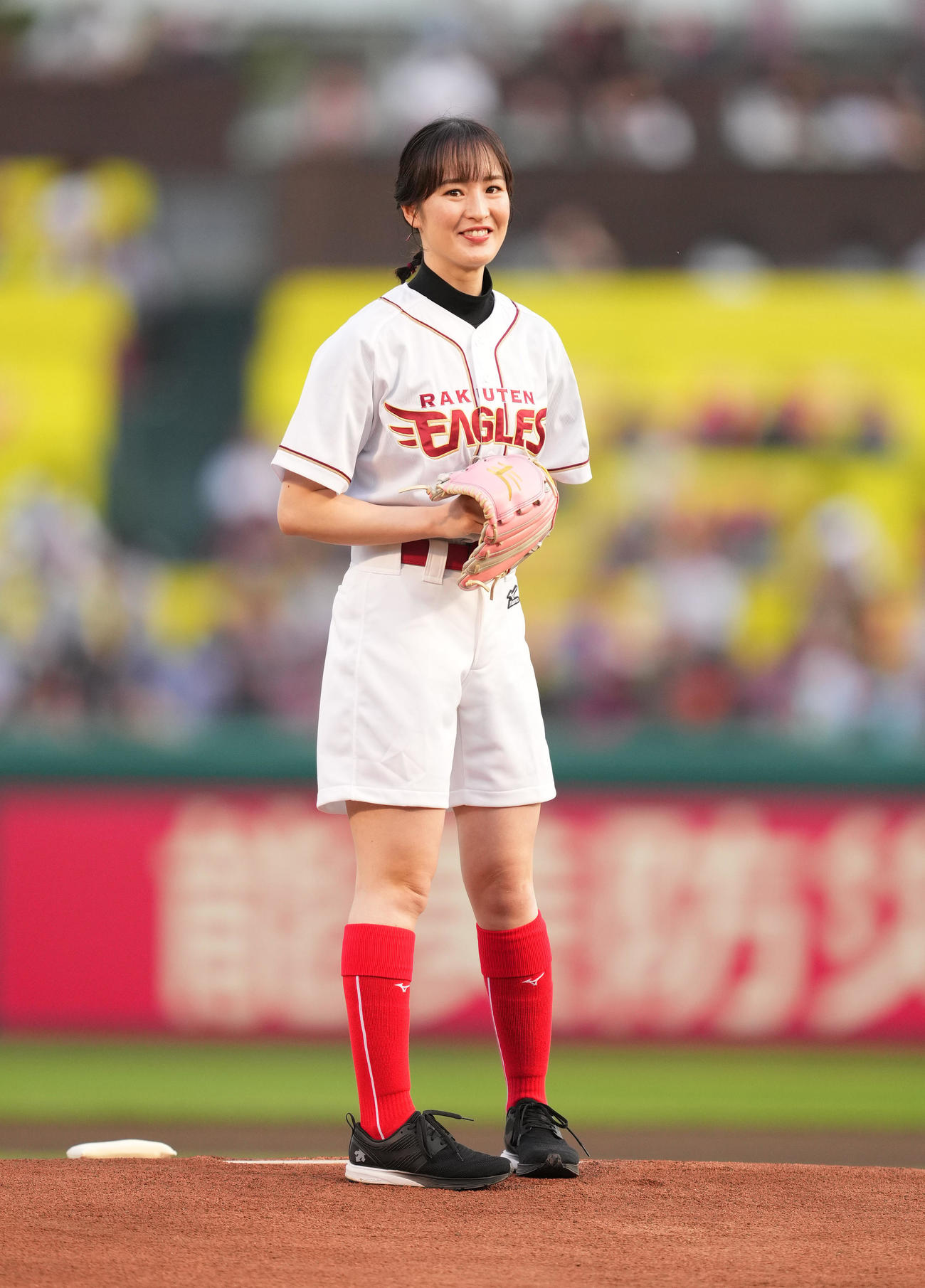 楽天対巨人　始球式を務める藤田（撮影・菅敏）
