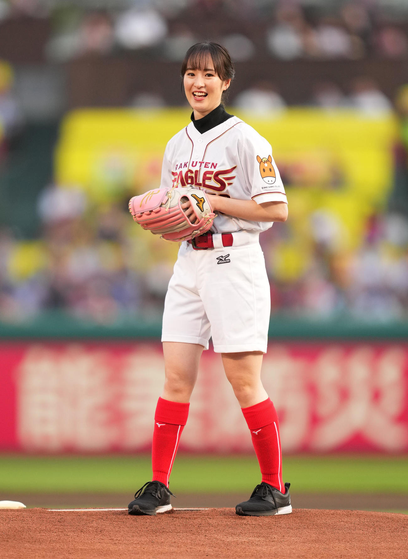 楽天対巨人　始球式を務める藤田（撮影・菅敏）