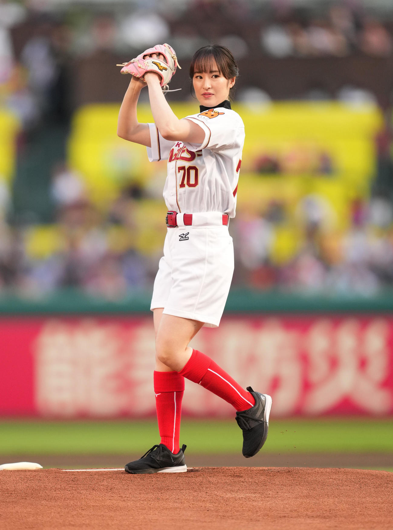楽天対巨人　始球式を務める藤田（撮影・菅敏）
