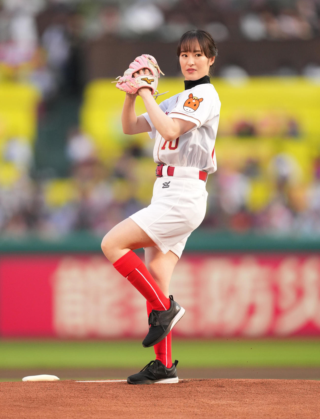 楽天対巨人　始球式を務める藤田（撮影・菅敏）
