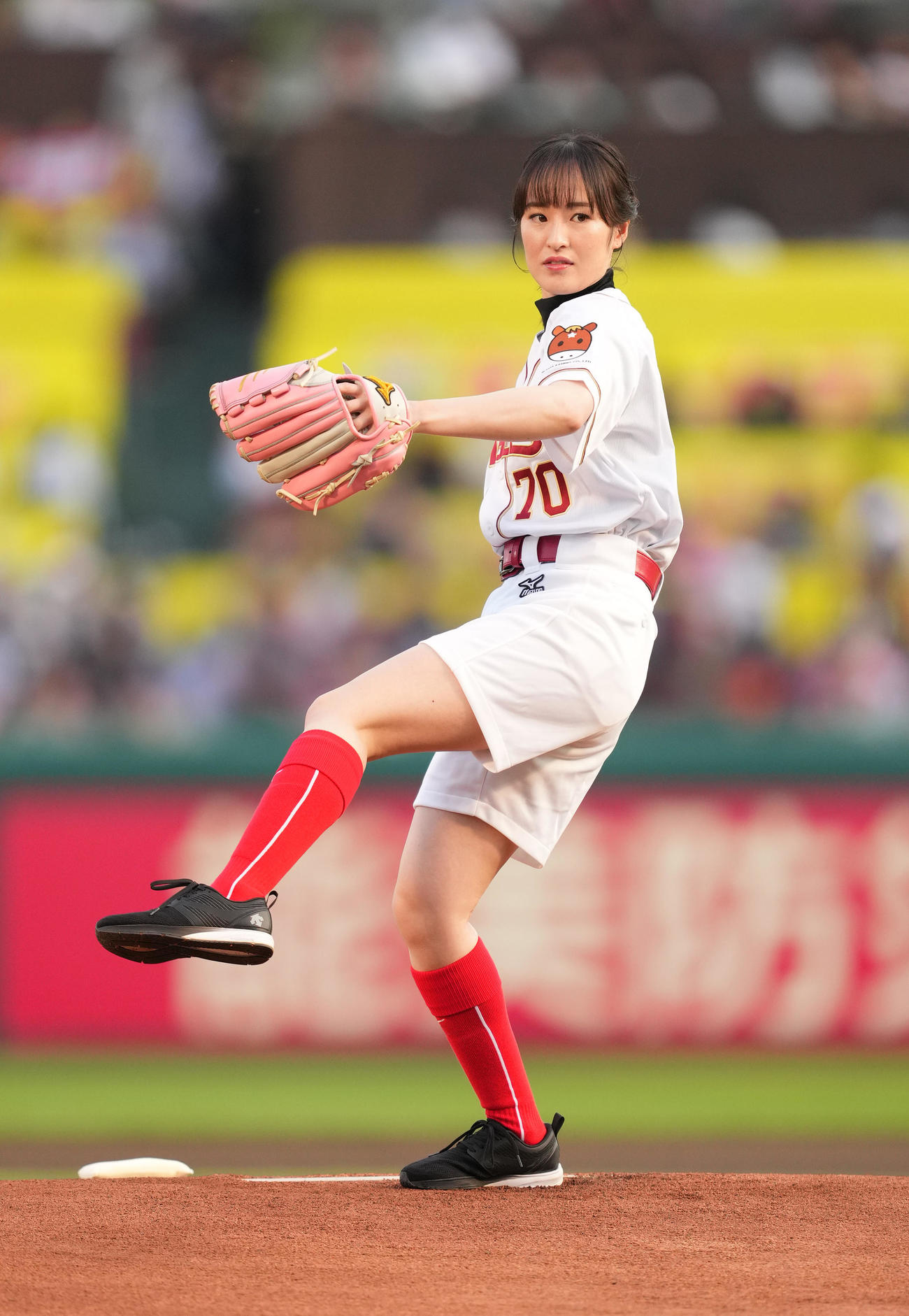 楽天対巨人　始球式を務める藤田（撮影・菅敏）