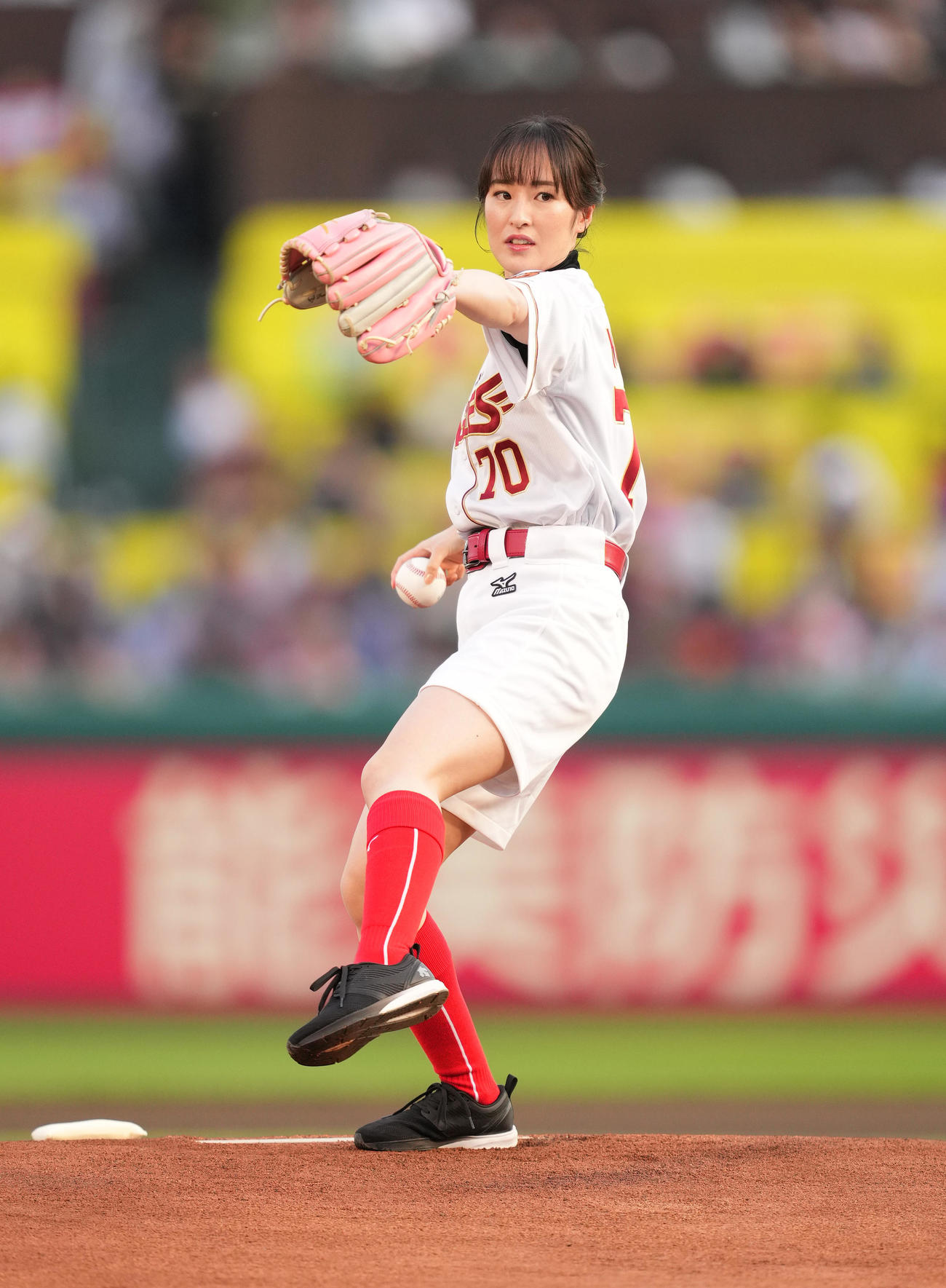 楽天対巨人　始球式を務める藤田（撮影・菅敏）