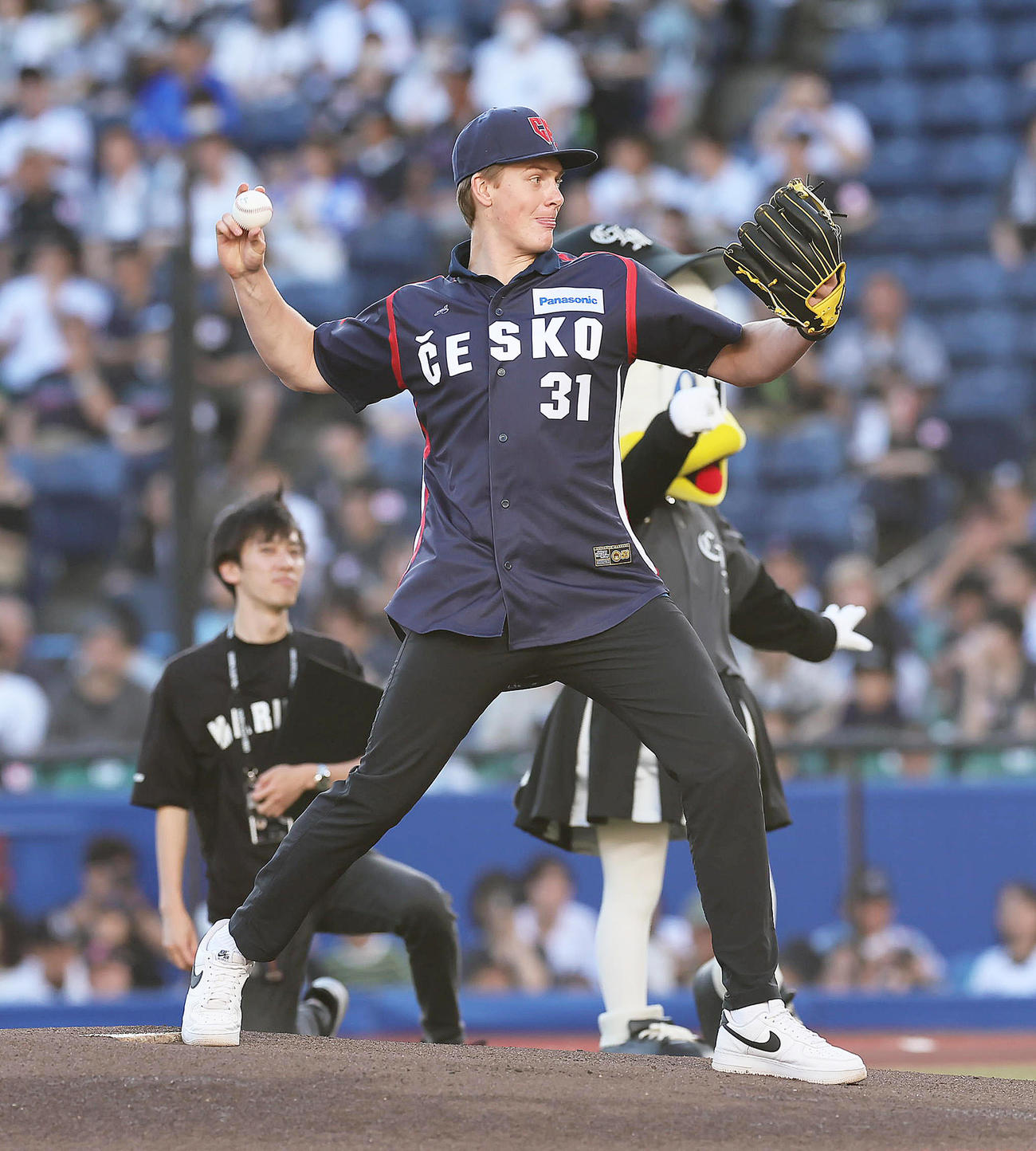 ロッテ対DeNA　始球式を行う2023年WBCチェコ代表のミラン・プロコップ（撮影・足立雅史）
