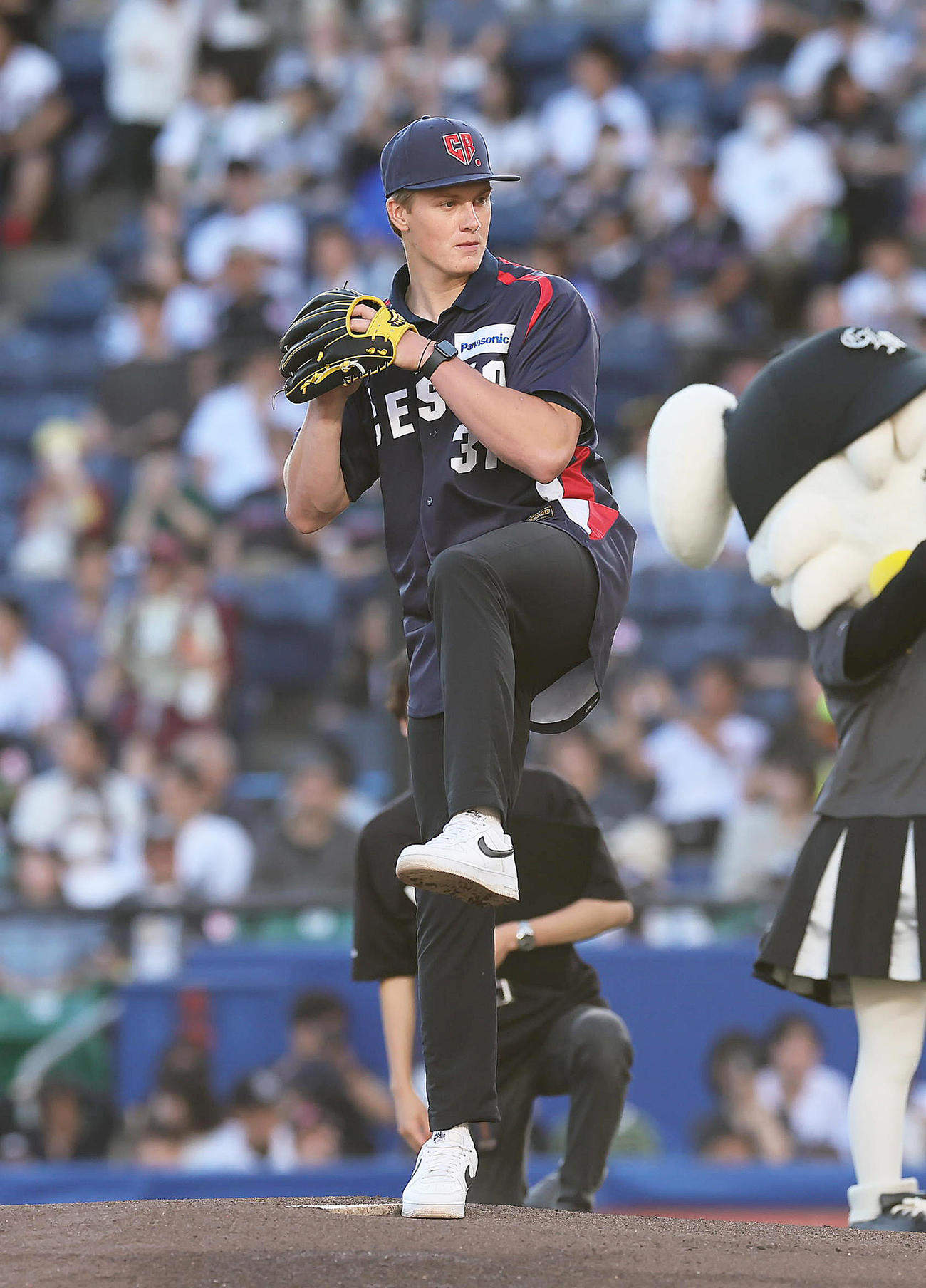 ロッテ対DeNA　始球式を行う2023年WBCチェコ代表のミラン・プロコップ（撮影・足立雅史）