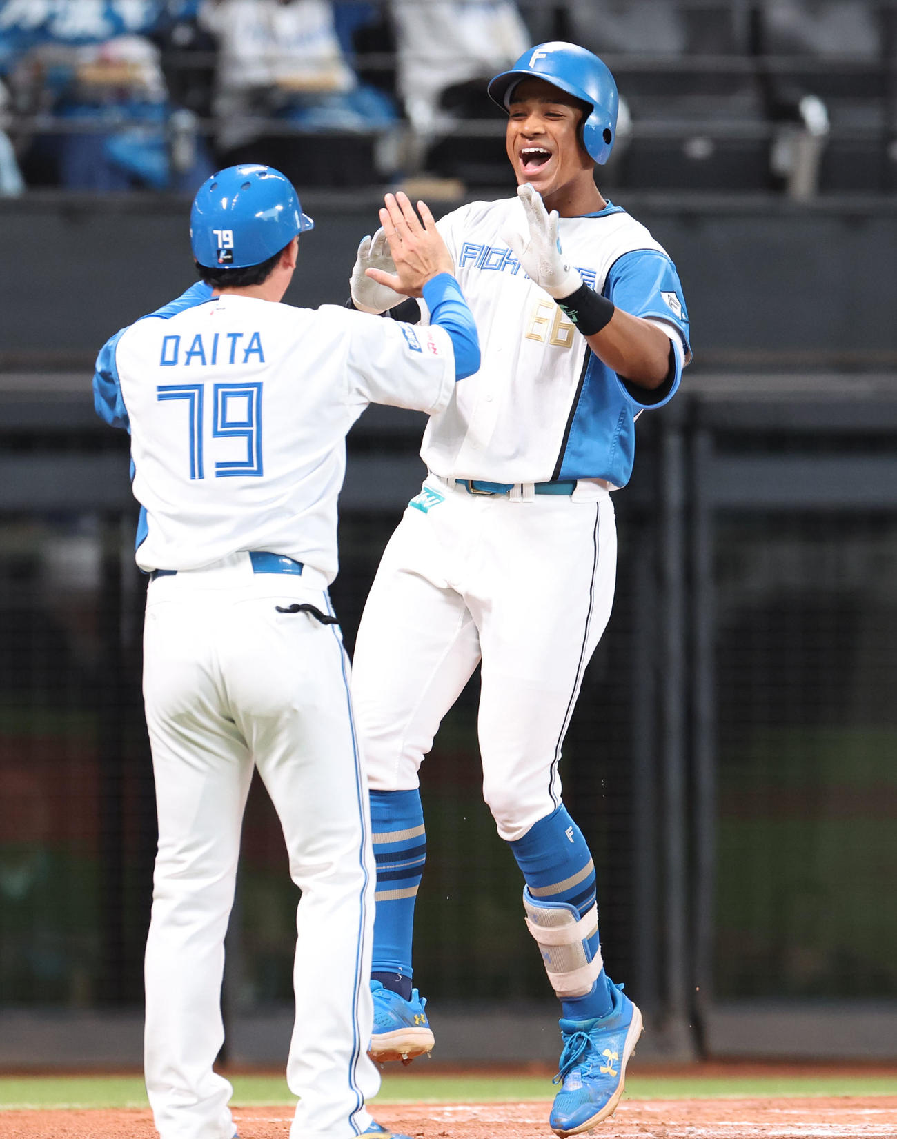日本ハム対中日　1回裏日本ハム2死二、三塁、万波は左越え3点本塁打を放ち笑顔で生還する（撮影・佐藤翔太）