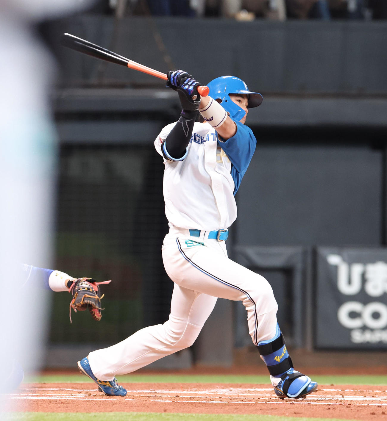 日本ハム対中日　1回裏日本ハム2死一、二塁、田宮は右前適時打を放つ（撮影・佐藤翔太）