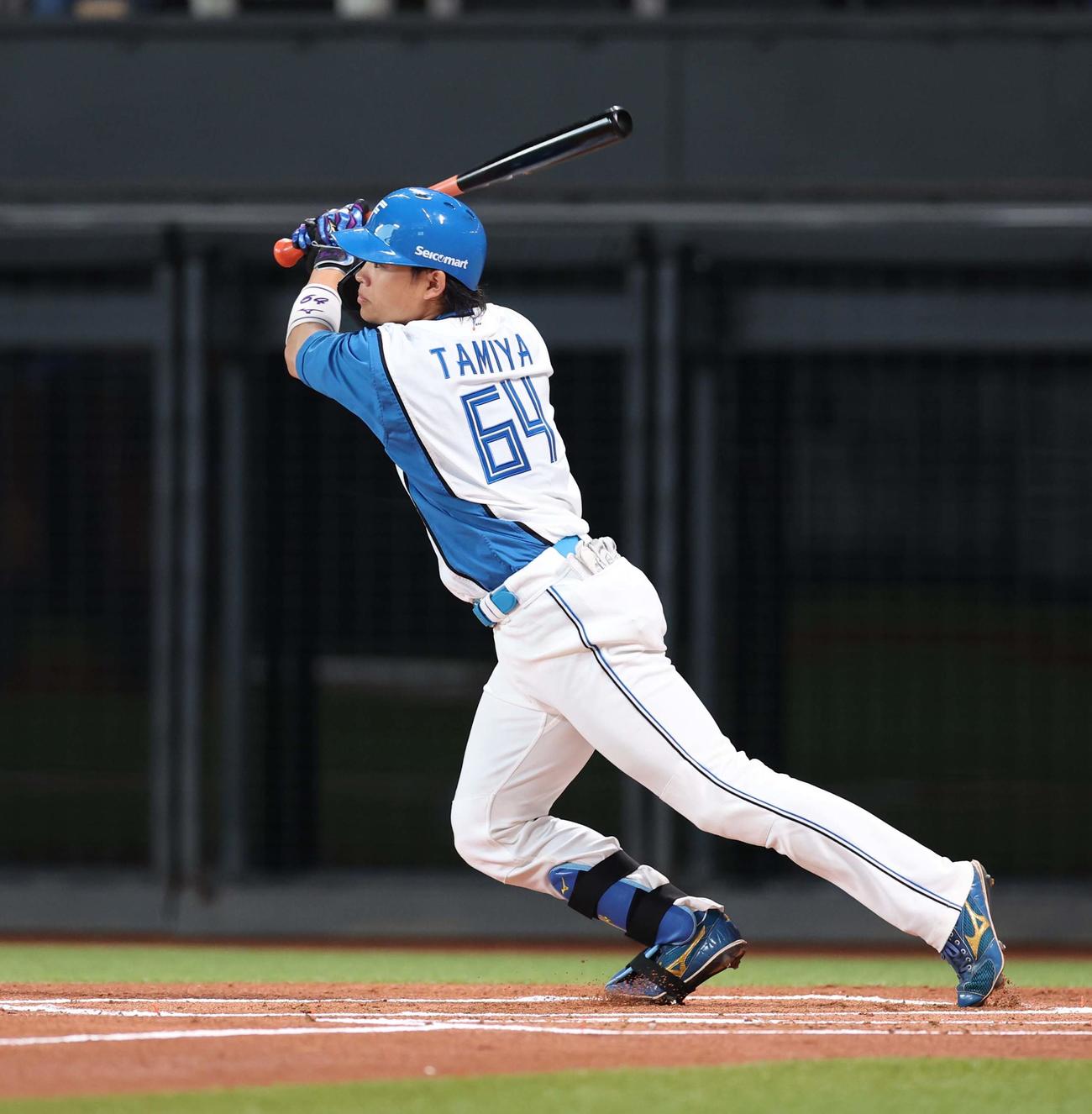 日本ハム対中日　1回裏日本ハム2死一、二塁、右前適時打を放つ田宮（撮影・黒川智章）