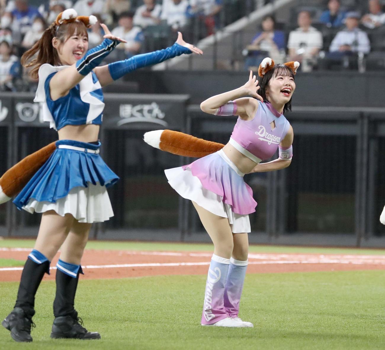 日本ハム対中日　きつねダンスを踊るチアドラゴンズ（撮影・黒川智章）